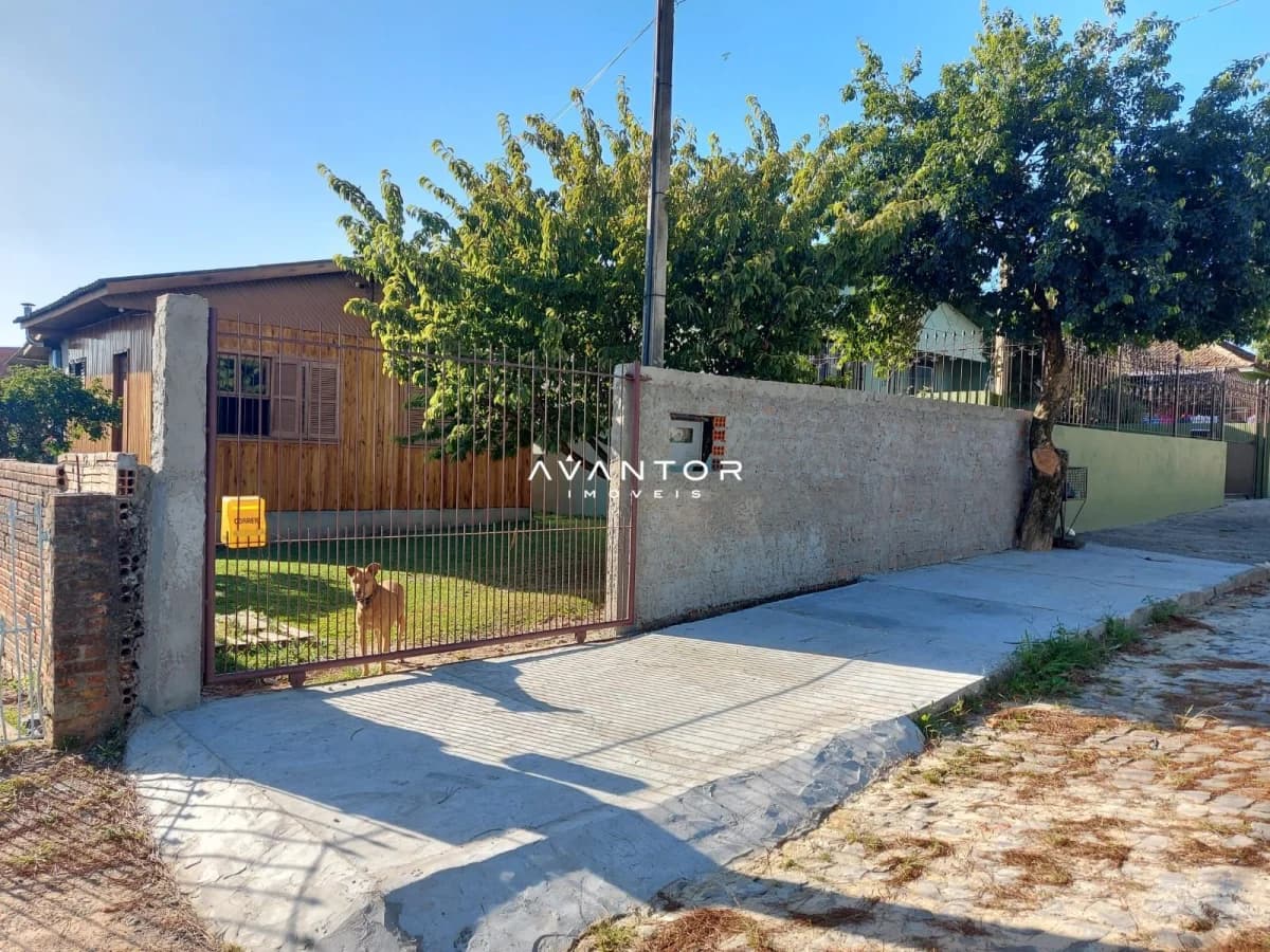 Fachada da casa com portão e garagem — Casa com 2 quartos à venda em São João, Santa Maria/RS
