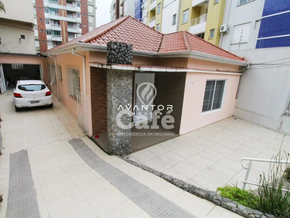 Fachada da casa com telhado cerâmico — Casa com 3 quartos à venda em Centro, Santa Maria/RS