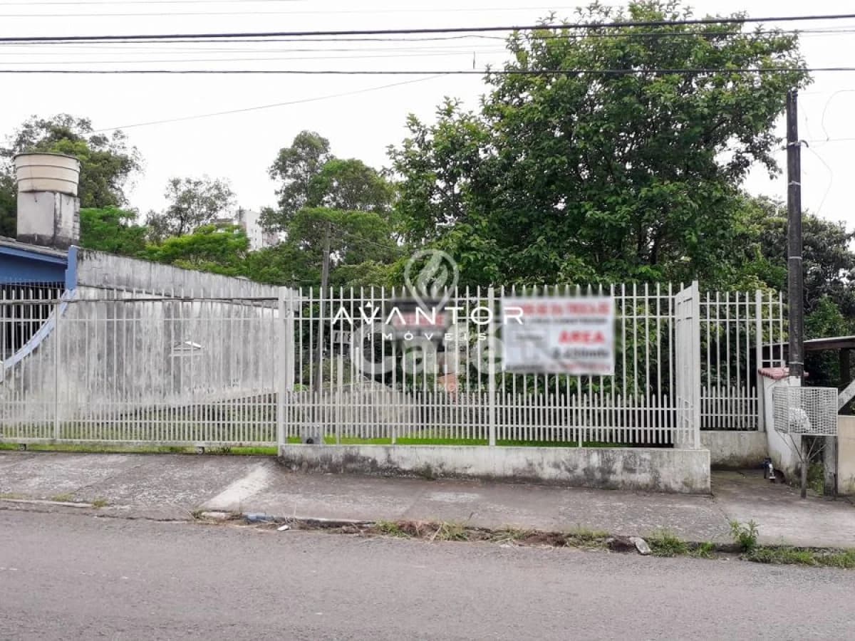 Fachada da propriedade com portão branco — Terreno à venda em Nossa Senhora Medianeira, Santa Maria/RS