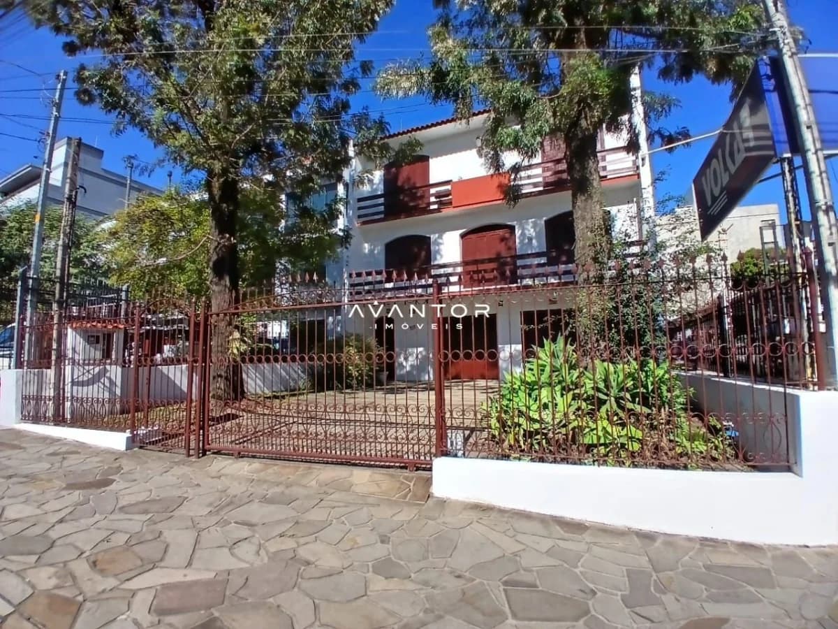 Fachada da casa com portão — Casa com 4 quartos à venda em Nossa Senhora Medianeira, Santa Maria/RS