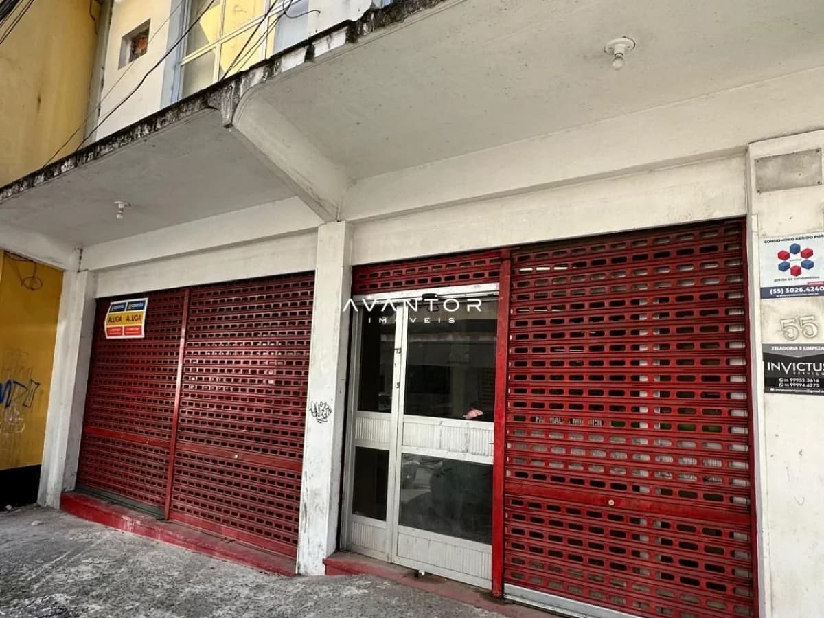 Fachada com garagem e porta de entrada — Loja com 1 sala para alugar em Centro, Santa Maria/RS