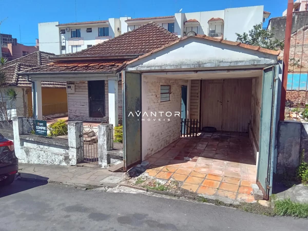 Fachada da casa com garagem — Terreno à venda em Centro, Santa Maria/RS