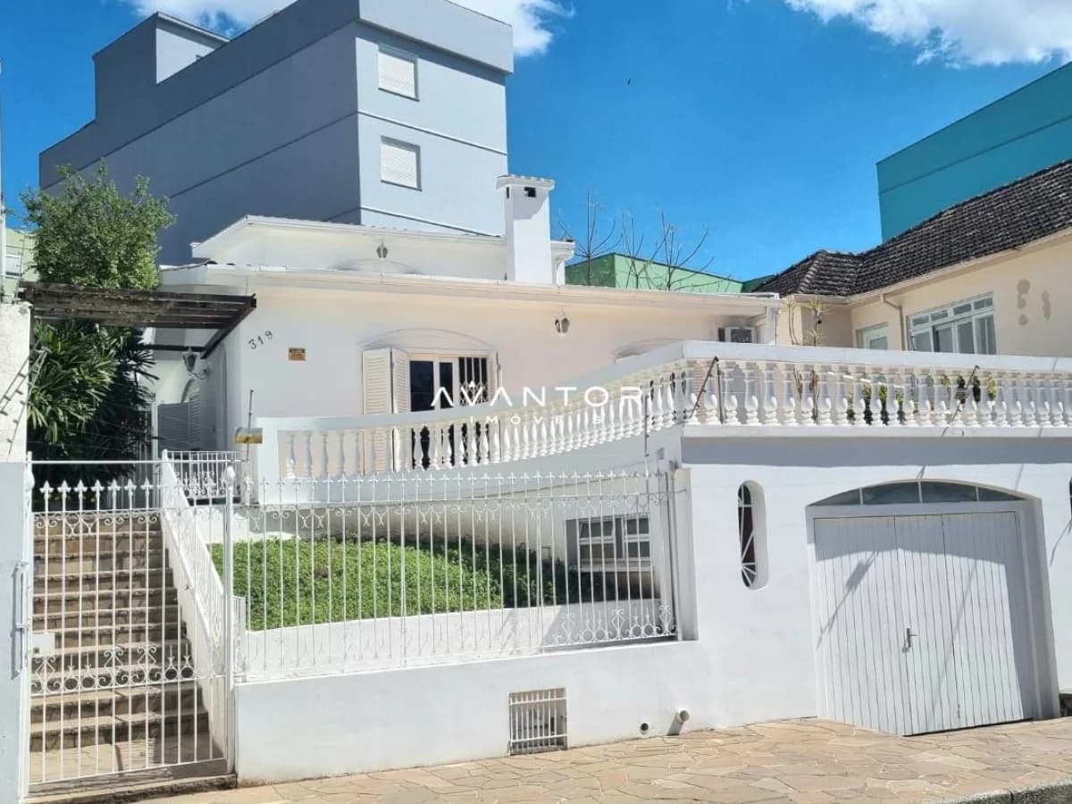 Fachada da casa com garagem e sacada — Casa com 3 quartos à venda em Nossa Senhora do Rosário, Santa Maria/RS