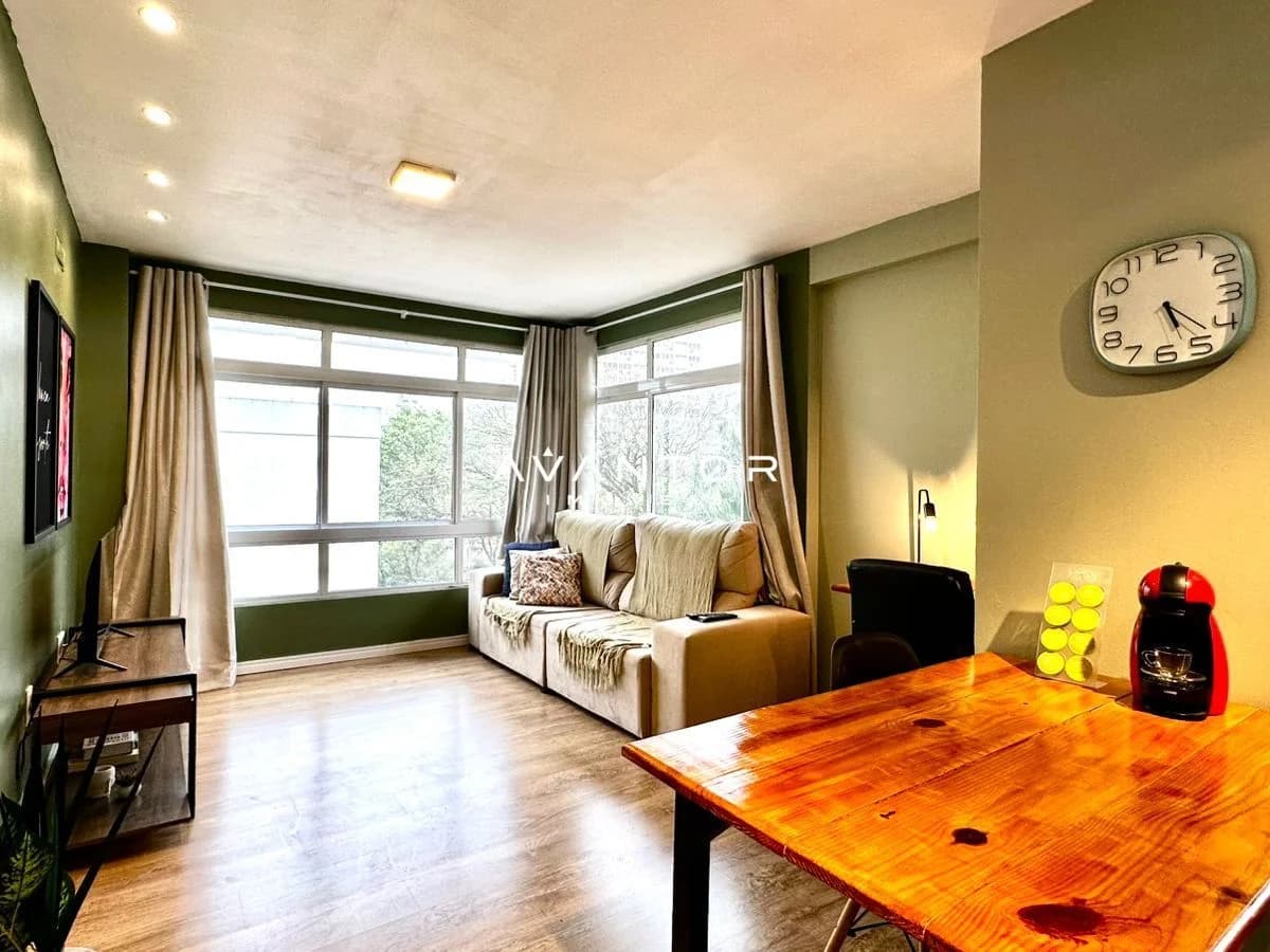 Sala de estar integrada com janelas amplas — Apartamento com 1 quarto à venda em Centro, Santa Maria/RS