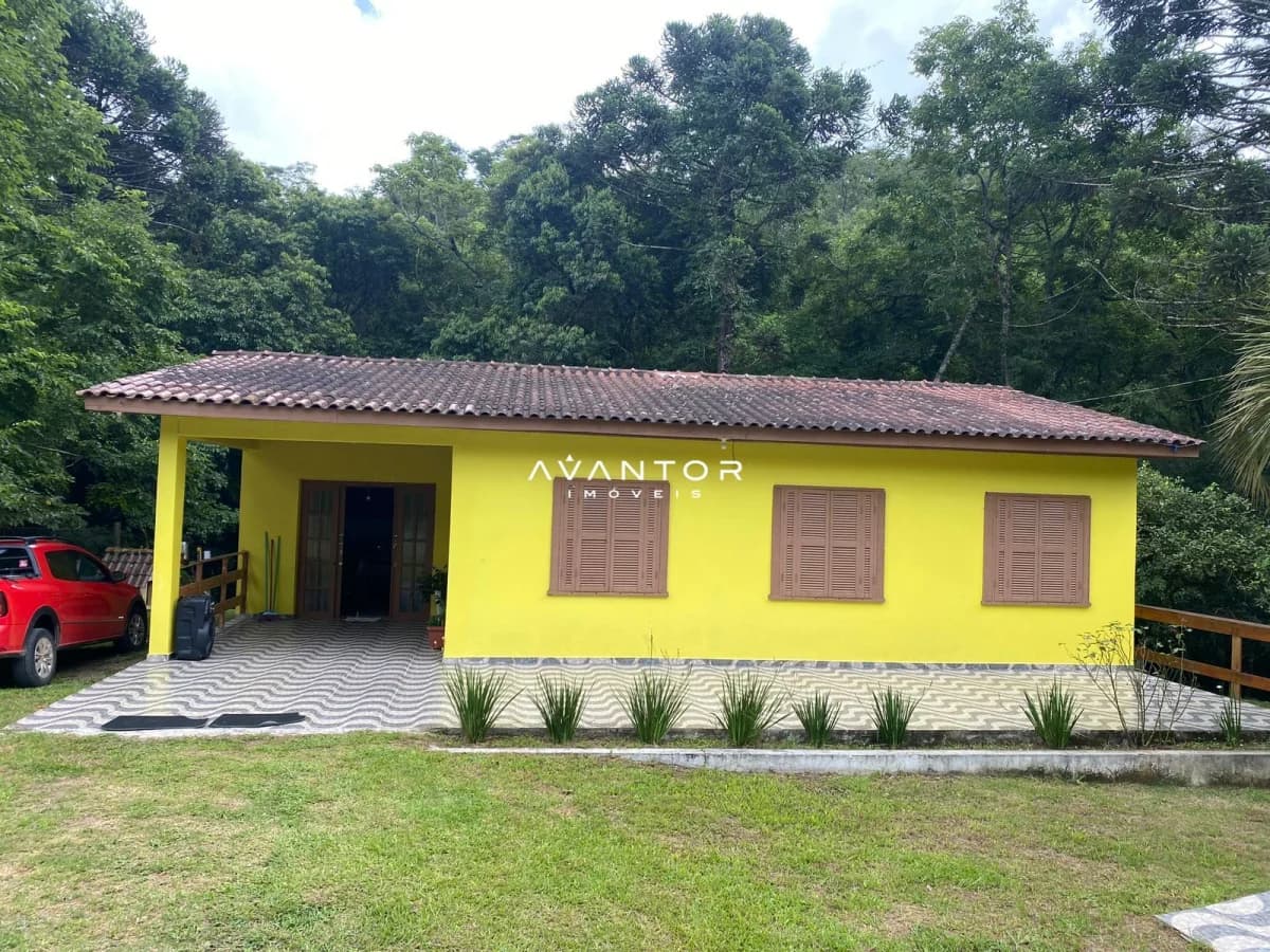 Fachada da casa com garagem — Chácara com 3 quartos à venda em Parque Serrano I, Itaara/RS