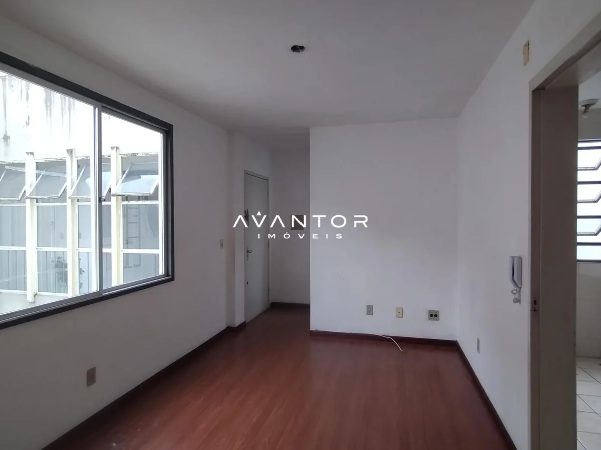 Sala com piso em madeira e janelas — Apartamento com 1 quarto à venda em Centro, Santa Maria/RS