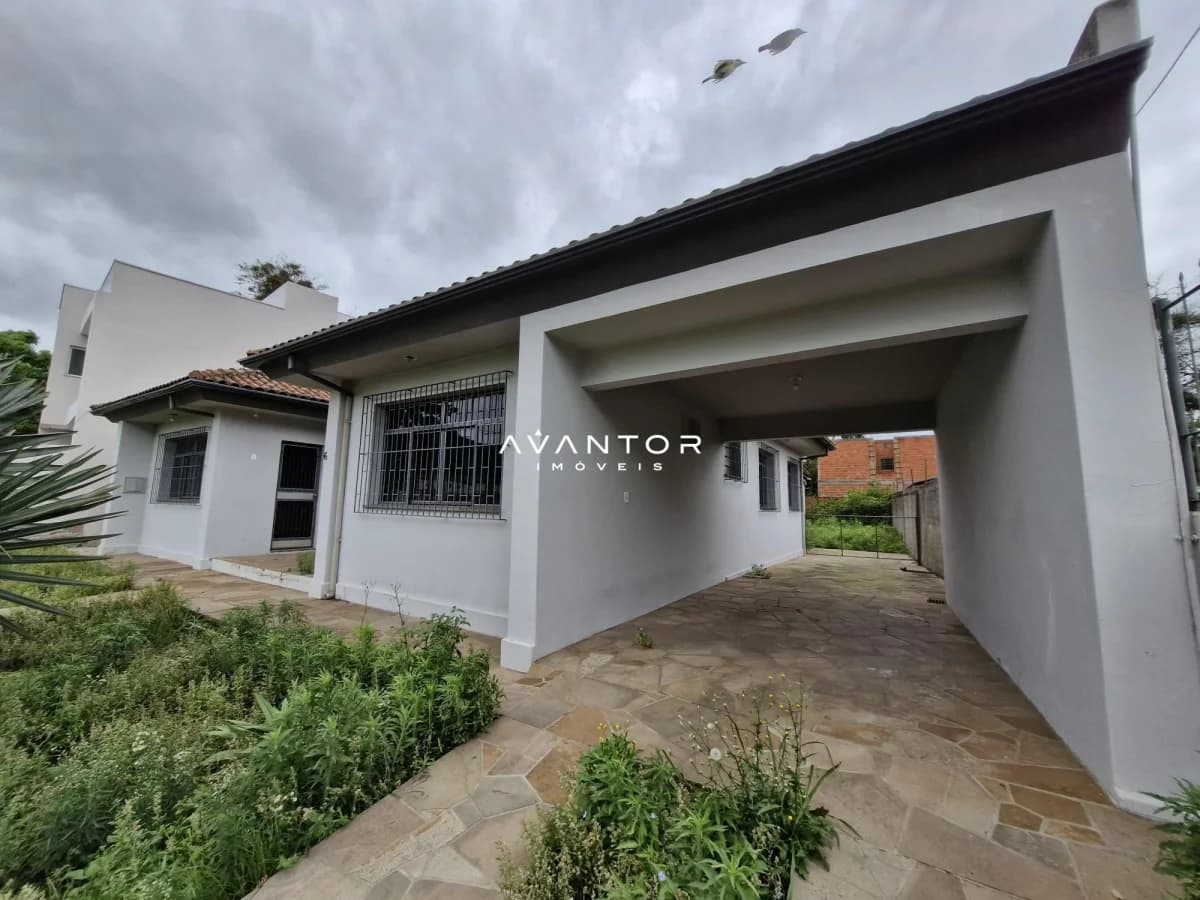 Fachada da casa com garagem — Casa com 3 quartos à venda em Nossa Senhora do Perpétuo Socorro, Santa Maria/RS