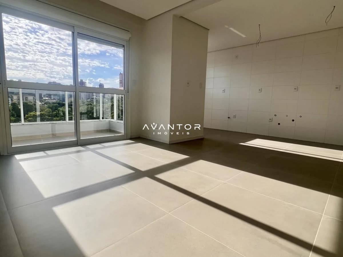 Sala de estar com sacada e vista externa — Apartamento com 2 quartos à venda em Nossa Senhora de Lourdes, Santa Maria/RS
