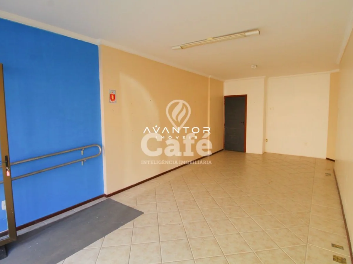 Salão com piso em cerâmica e porta — Sala Comercial com 1 sala à venda em Centro, Santa Maria/RS