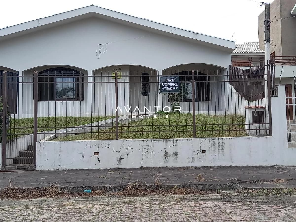 Fachada da casa com garagem e portão — Casa com 3 quartos à venda em Duque de Caxias, Santa Maria/RS