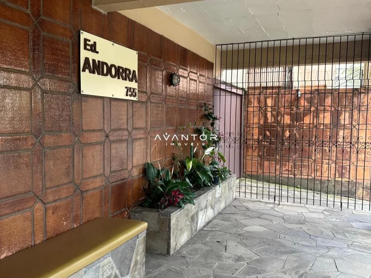 Hall de entrada com parede em tijolos — Apartamento com 2 quartos à venda em Nossa Senhora de Fátima, Santa Maria/RS