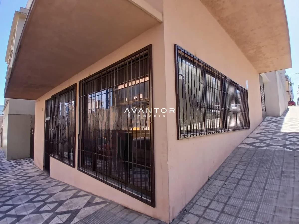 Fachada da casa com grades de proteção — Loja com 2 salas à venda em Centro, Santa Maria/RS