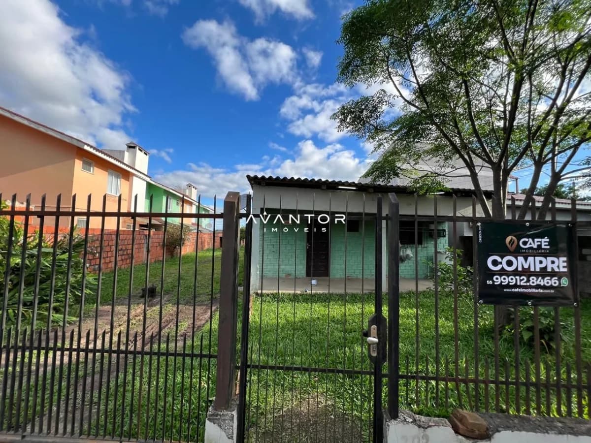 Fachada da casa com portão e área externa — Terreno à venda em Pinheiro Machado, Santa Maria/RS