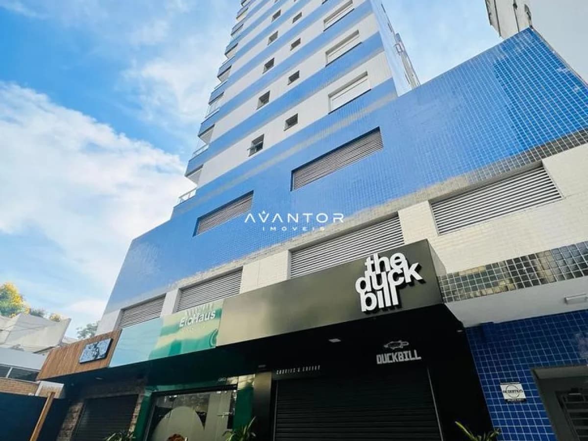 Fachada do prédio com lojas no térreo — Apartamento com 1 quarto à venda no Dom Valmor, em Centro, Santa Maria/RS