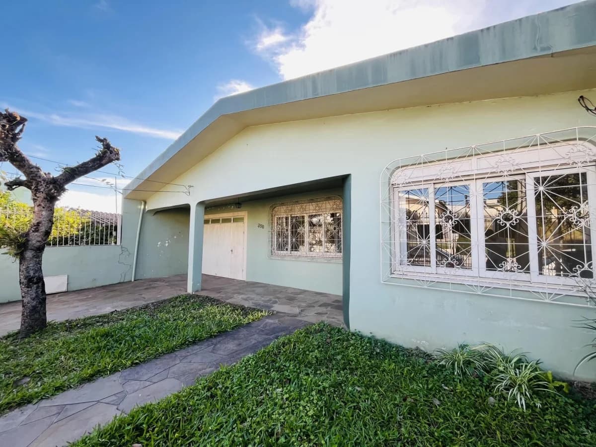 Fachada da casa com garagem — Casa com 4 quartos à venda em Duque de Caxias, Santa Maria/RS