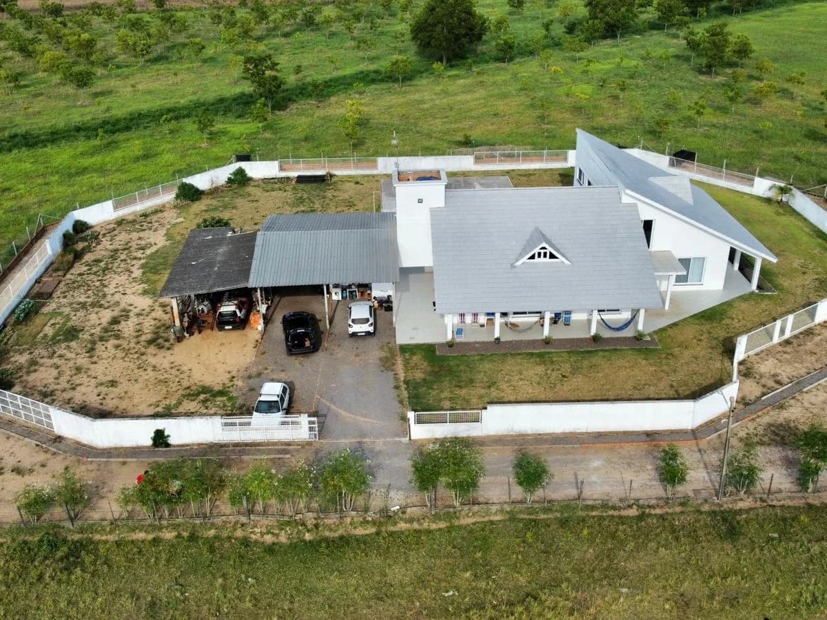Fachada da casa com garagem coberta — Chácara com 3 quartos à venda em Camobi, Santa Maria/RS
