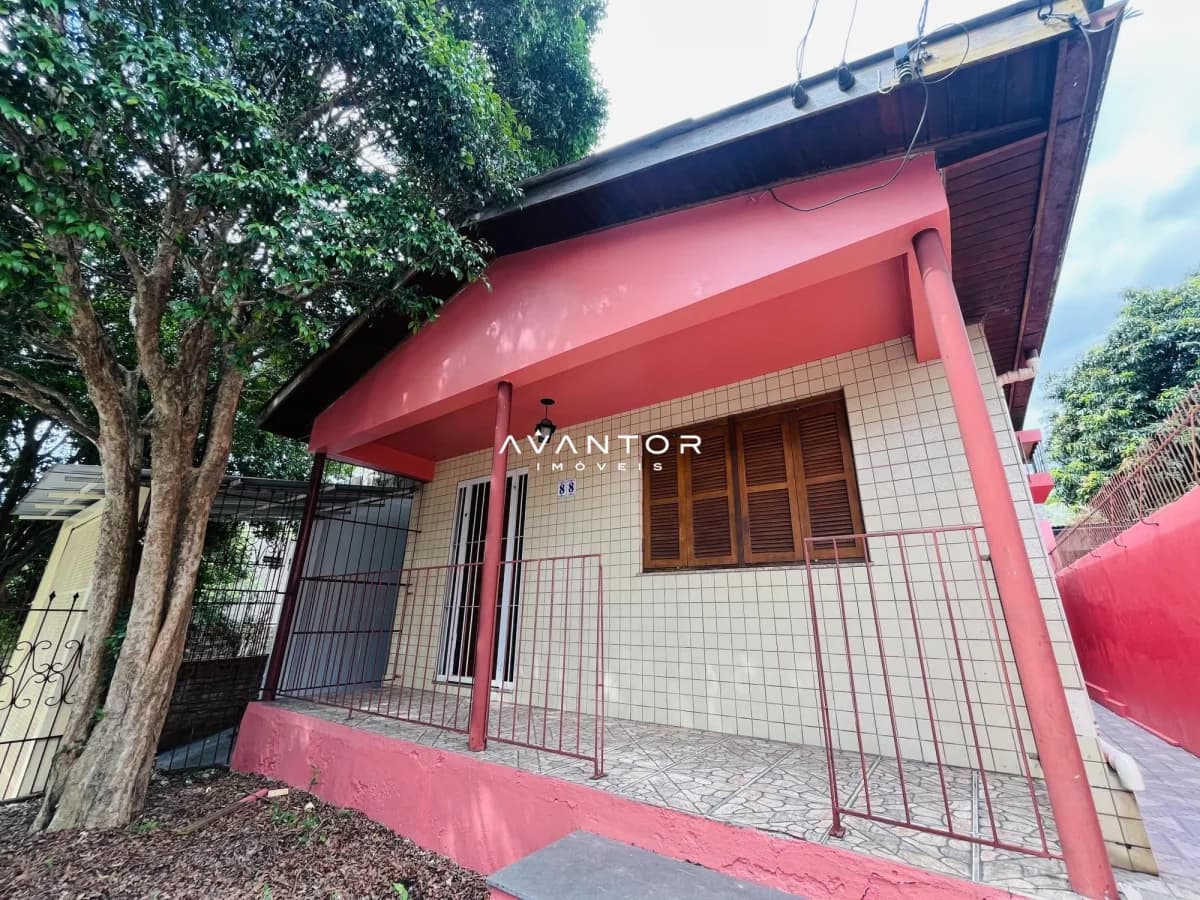Fachada da casa com pintura rosa — Casa com 3 quartos à venda em Nossa Senhora Medianeira, Santa Maria/RS