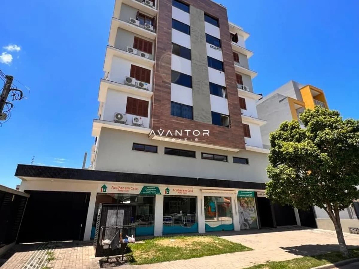 Fachada do prédio com lojas no térreo — Apartamento com 1 quarto à venda em Camobi, Santa Maria/RS