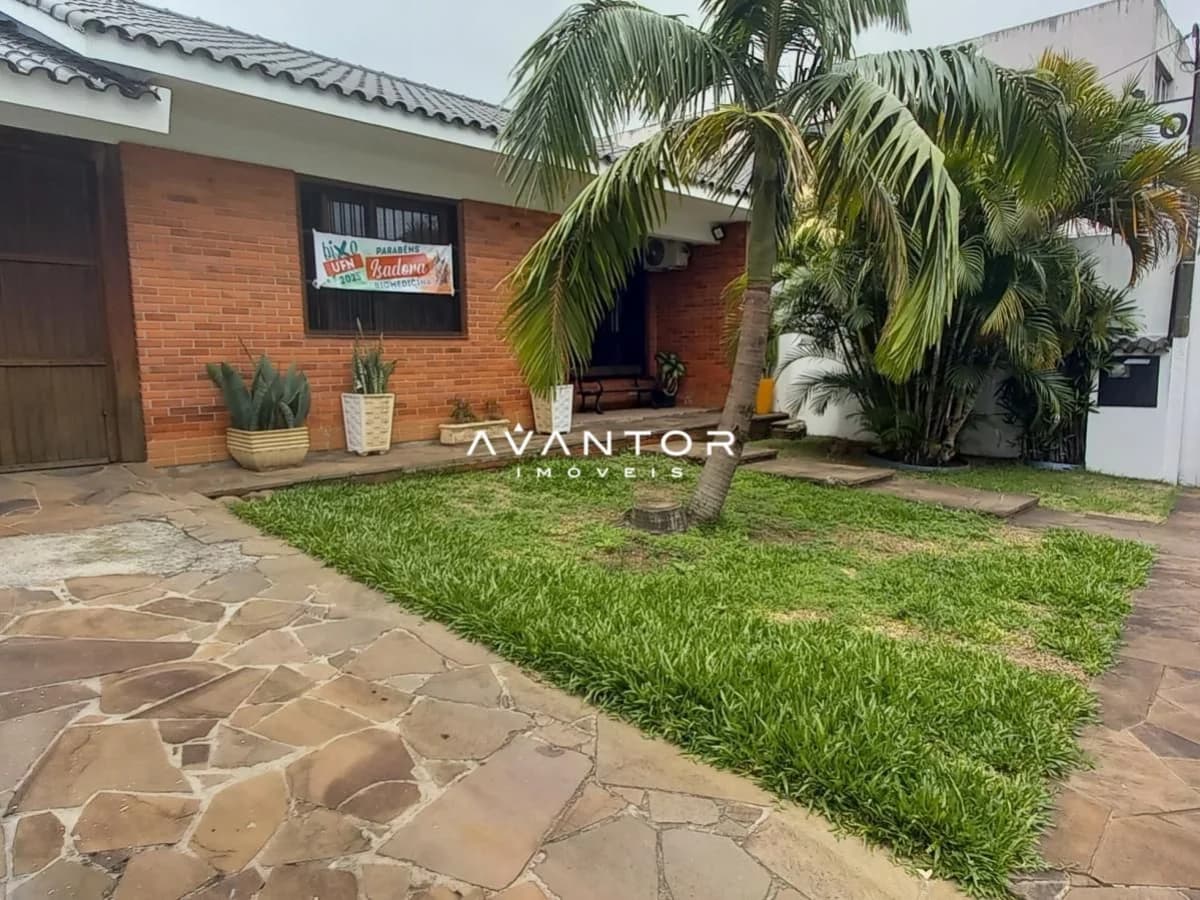 Fachada da casa com pátio e área verde — Casa com 4 quartos à venda em Centro, Santa Maria/RS