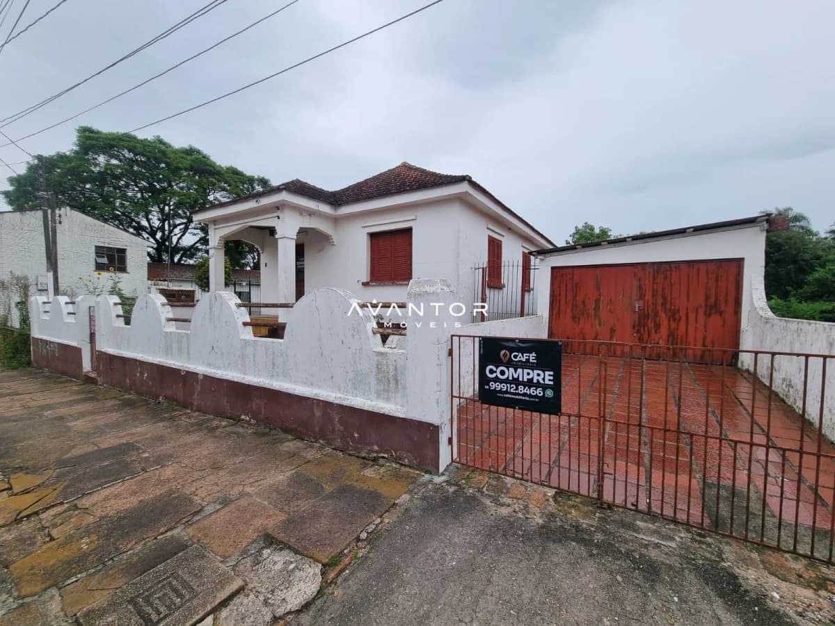 Fachada da casa com garagem — Casa com 2 quartos à venda em Itararé, Santa Maria/RS