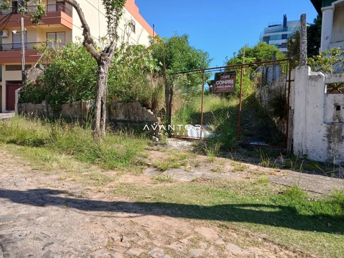 Terreno com vegetação e portão de entrada — Terreno à venda em Menino Jesus, Santa Maria/RS