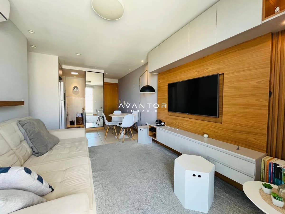 Sala de estar integrada à cozinha com TV — Apartamento com 2 quartos à venda em Centro, Santa Maria/RS