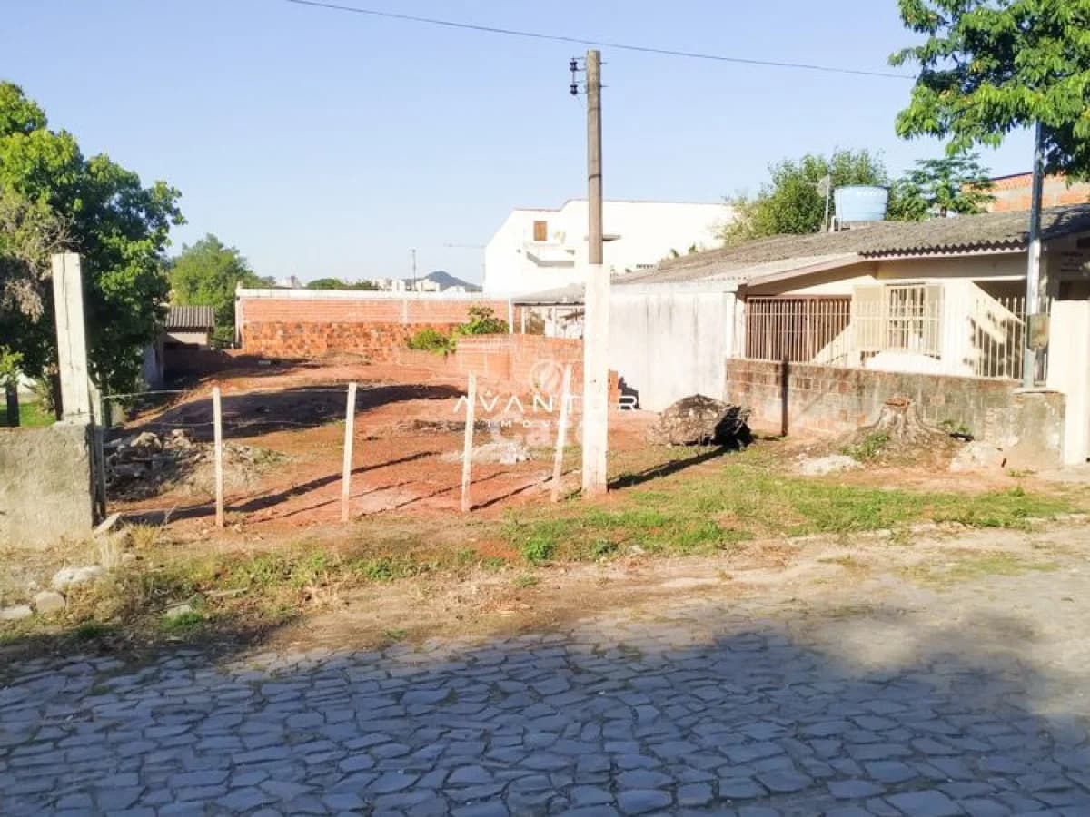 Terreno com construções vizinhas — Terreno à venda em Juscelino Kubitschek, Santa Maria/RS