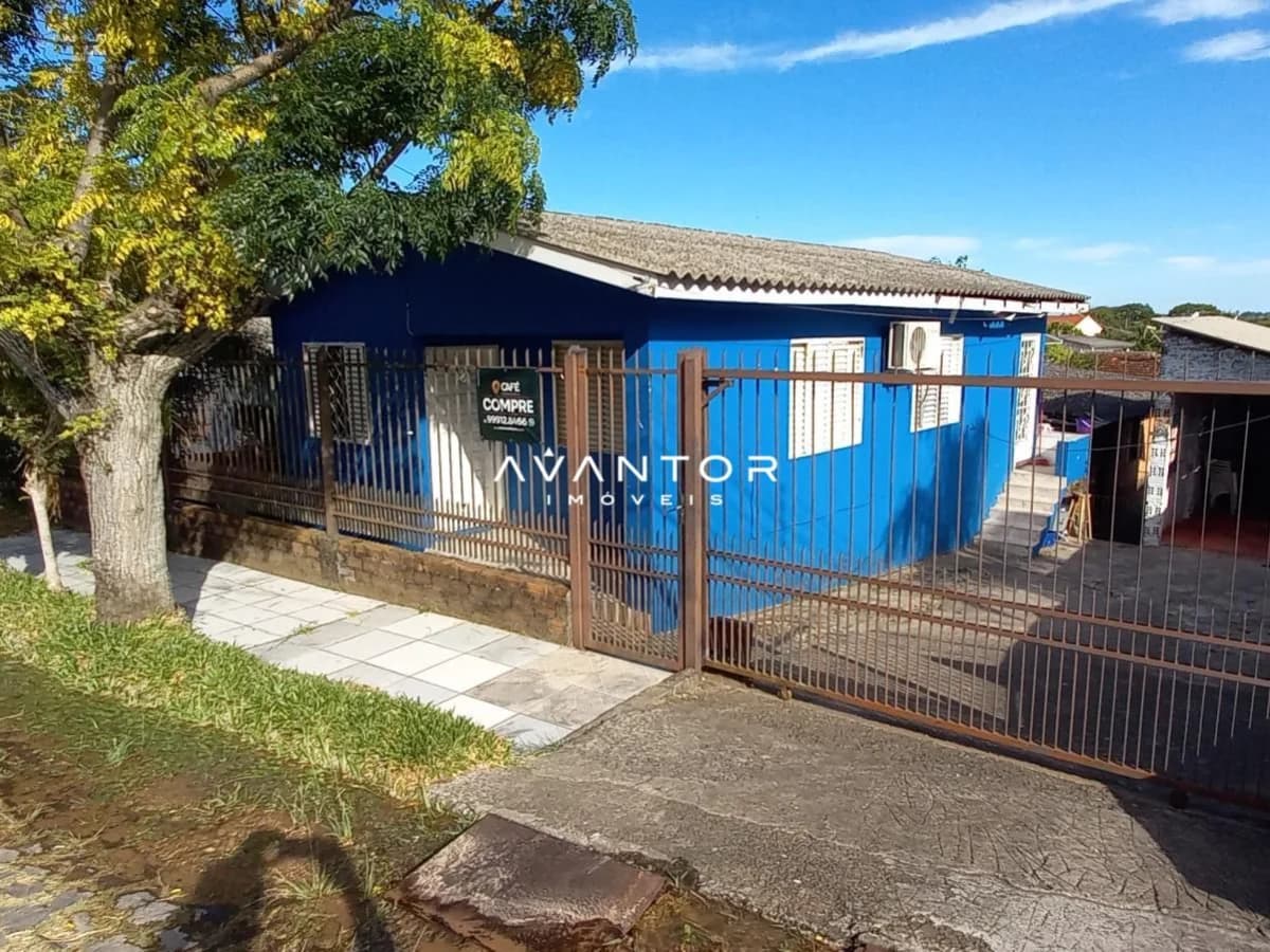 Fachada da casa com portão de entrada — Terreno à venda em Presidente João Goulart, Santa Maria/RS