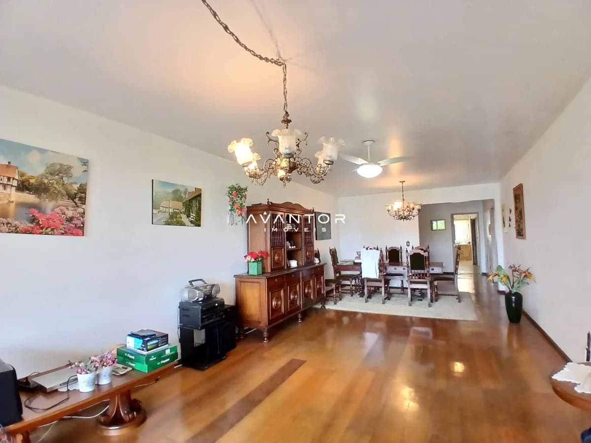 Sala de estar com piso de madeira — Apartamento com 4 quartos à venda no Edifício Pablo Picasso, em Centro, Santa Maria/RS