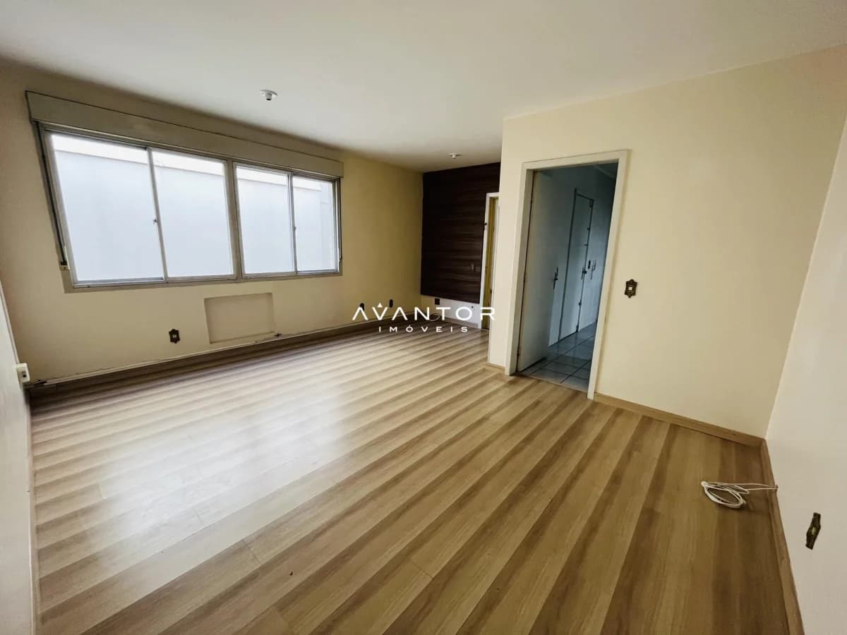 Sala de estar com piso de madeira — Apartamento com 2 quartos à venda em Nossa Senhora de Fátima, Santa Maria/RS