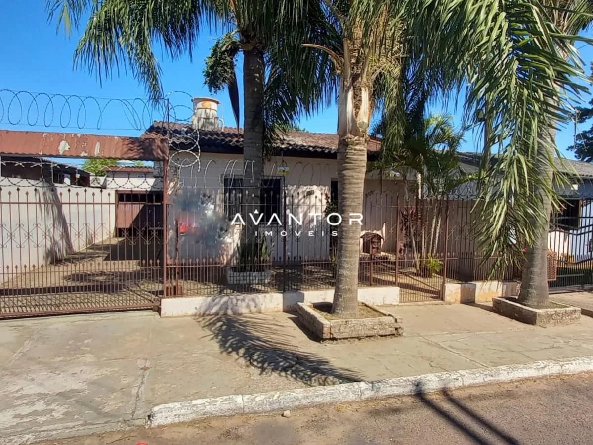 Fachada da casa com pátio e palmeiras — Casa com 3 quartos à venda em Pinheiro Machado, Santa Maria/RS