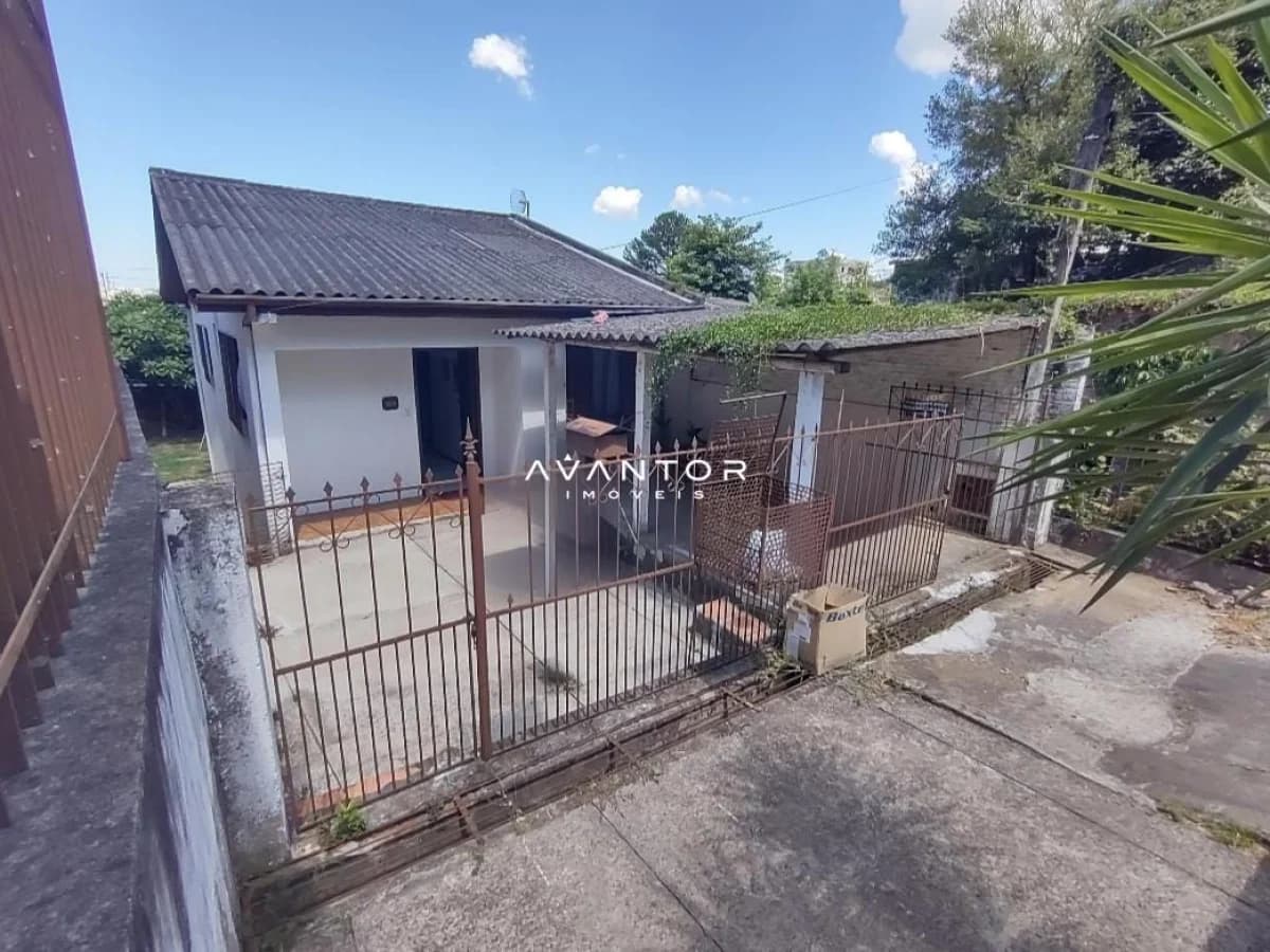 Fachada da casa com portão — Casa com 2 quartos à venda em Itararé, Santa Maria/RS