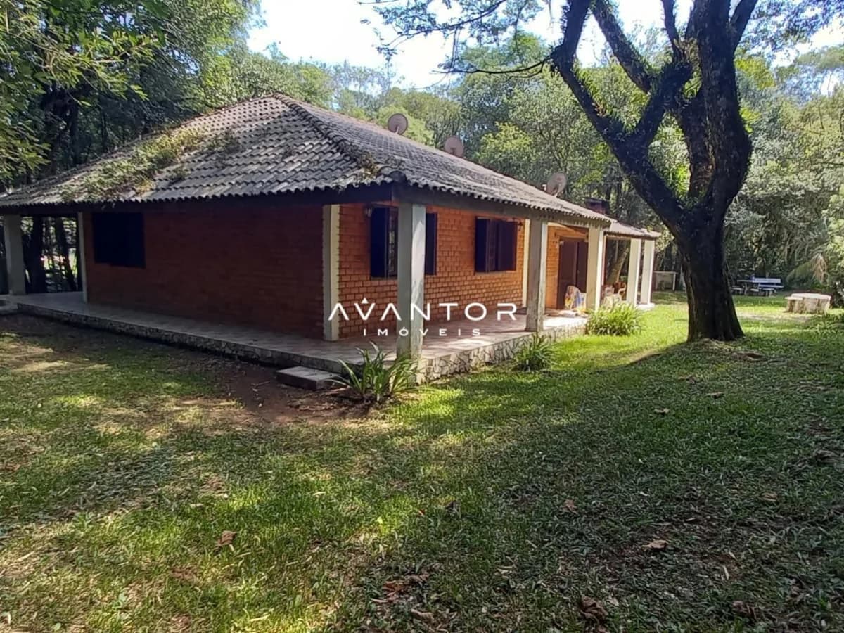 Fachada da casa com terreno arborizado — Chácara com 3 quartos à venda em Etelvina, Itaara/RS