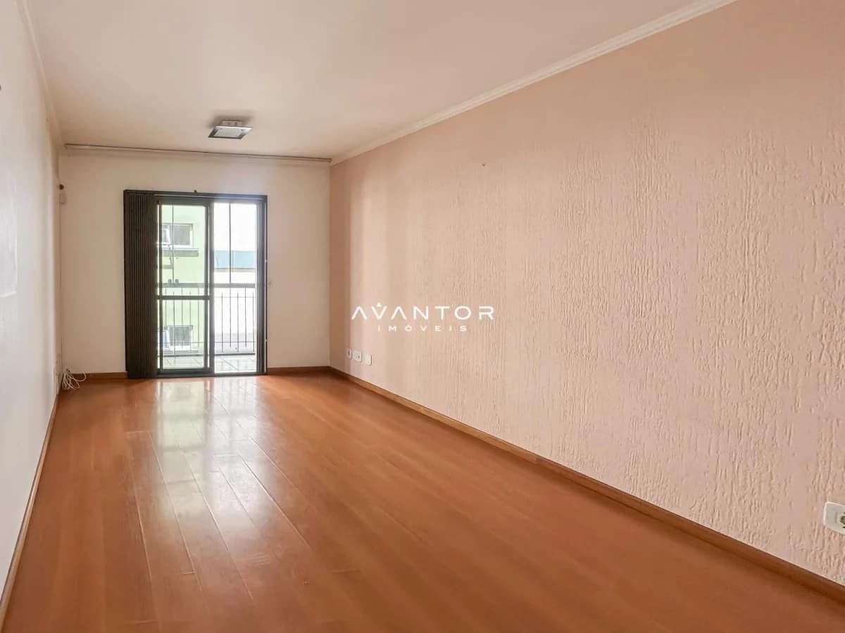 Sala com sacada e piso em madeira — Apartamento com 3 quartos à venda no Dona Elmira, em Centro, Santa Maria/RS
