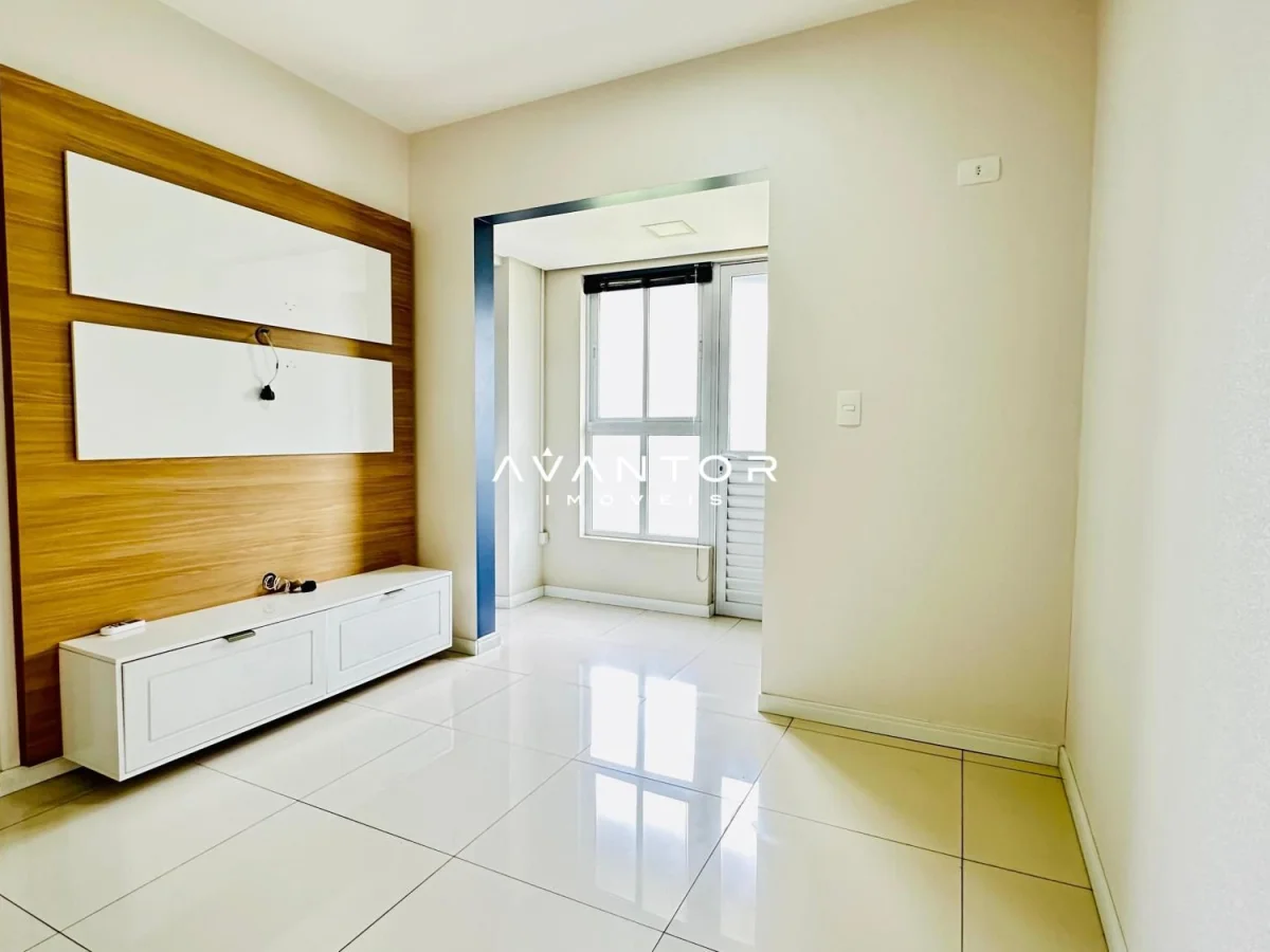 Sala de estar com sacada e painel de madeira — Apartamento com 1 quarto à venda em Uglione, Santa Maria/RS