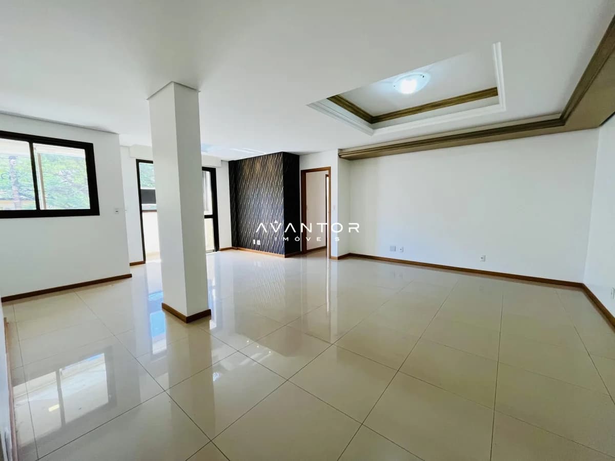 Sala integrada com cozinha e piso em cerâmica — Apartamento com 3 quartos à venda em Nossa Senhora de Lourdes, Santa Maria/RS