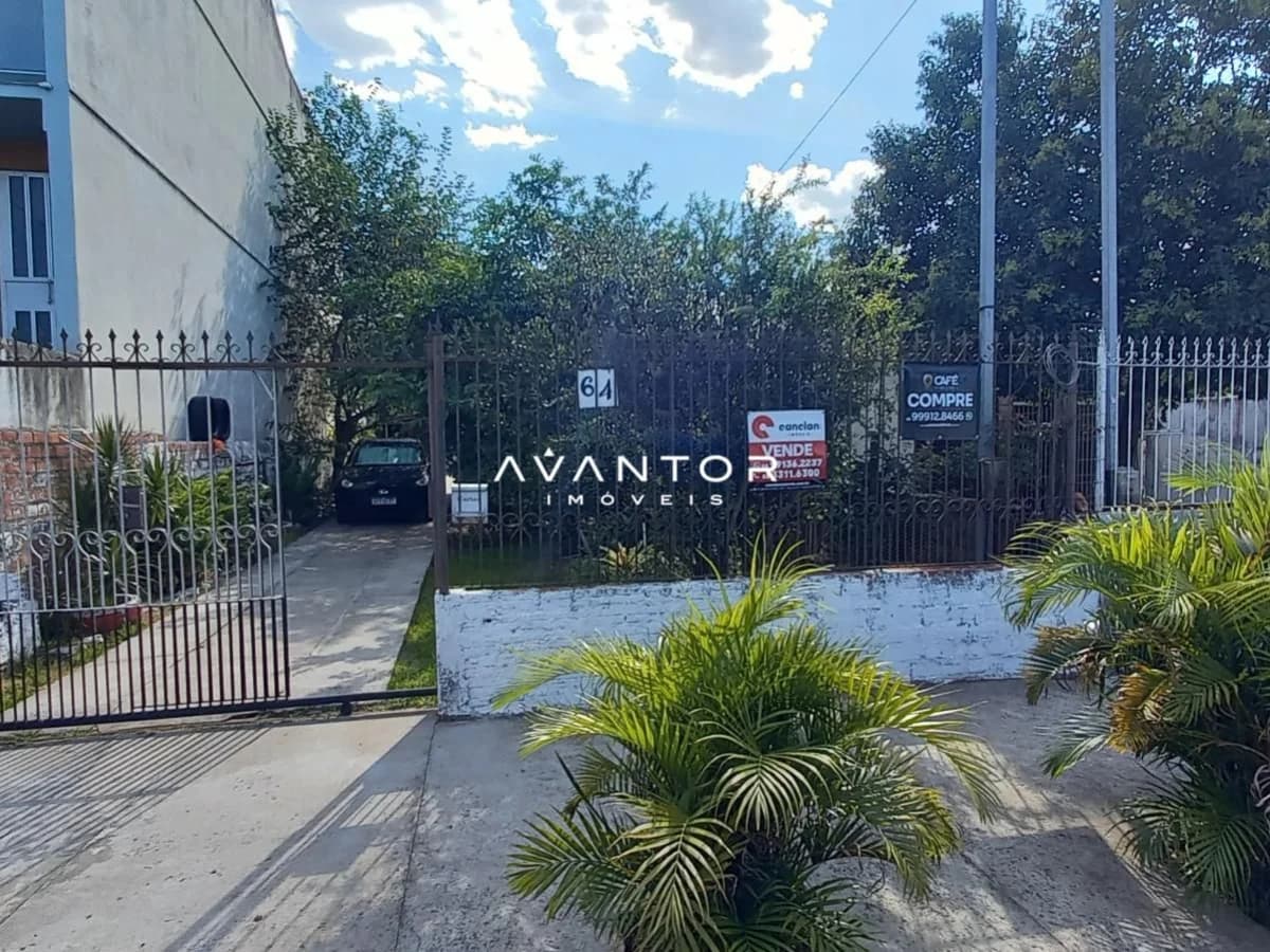 Fachada da casa com portão e plantas — Casa com 2 quartos à venda em Juscelino Kubitschek, Santa Maria/RS