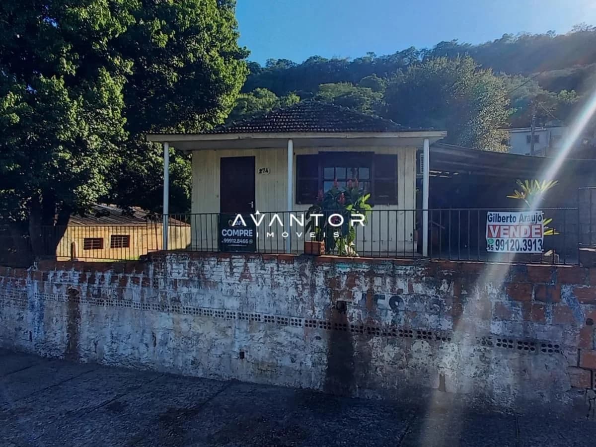 Fachada da casa com sacada — Casa com 2 quartos à venda em Itararé, Santa Maria/RS