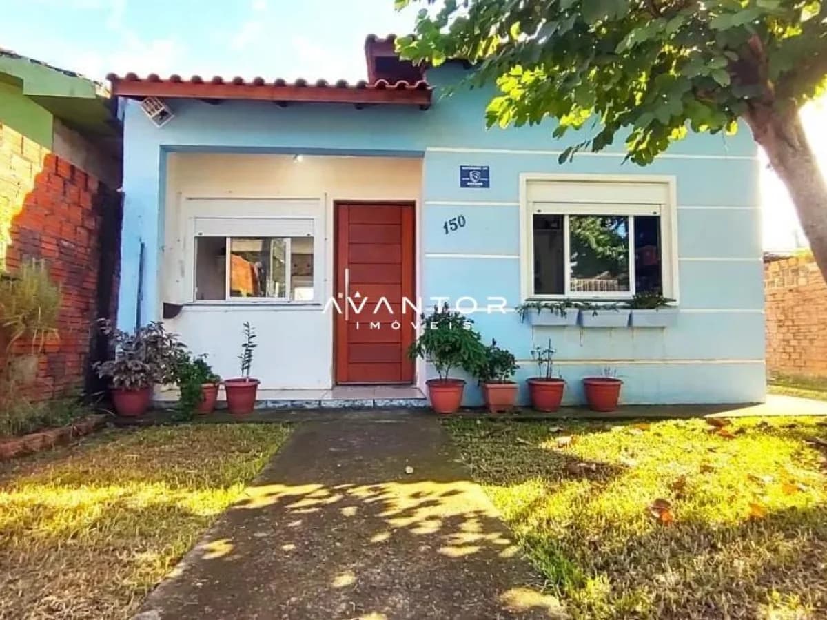 Fachada da casa com pátio frontal — Casa com 2 quartos à venda em Camobi, Santa Maria/RS