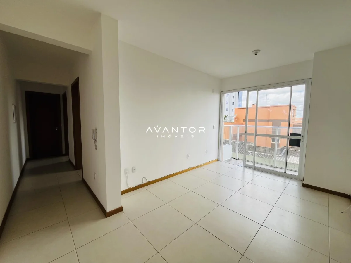 Sala integrada com acesso à sacada — Apartamento com 2 quartos à venda em Nossa Senhora Medianeira, Santa Maria/RS