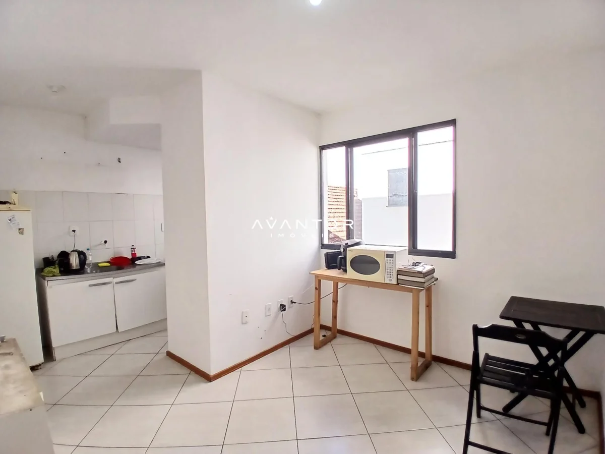 Cozinha integrada à sala com janelas — Apartamento com 1 quarto à venda no Residencial Chaiten, em Centro, Santa Maria/RS