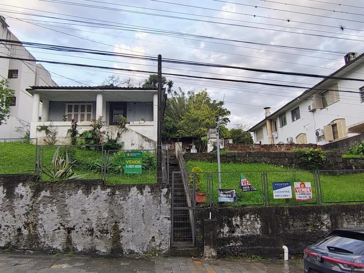 Fachada da casa com portão de entrada — Terreno à venda em Centro, Santa Maria/RS