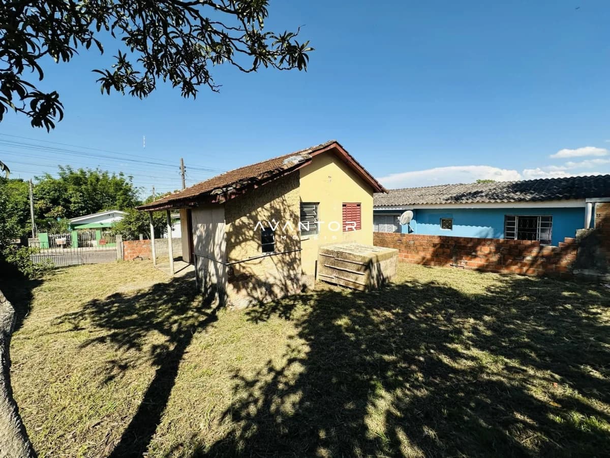 Fachada da casa com pátio — Terreno à venda em Chácara das Flores, Santa Maria/RS