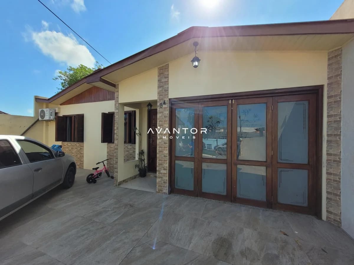 Fachada da casa com garagem — Casa com 3 quartos à venda em Duque de Caxias, Santa Maria/RS