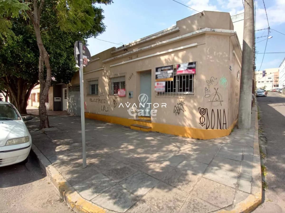 Fachada da casa com logo imobiliário — Casa com 3 quartos à venda em Centro, Santa Maria/RS