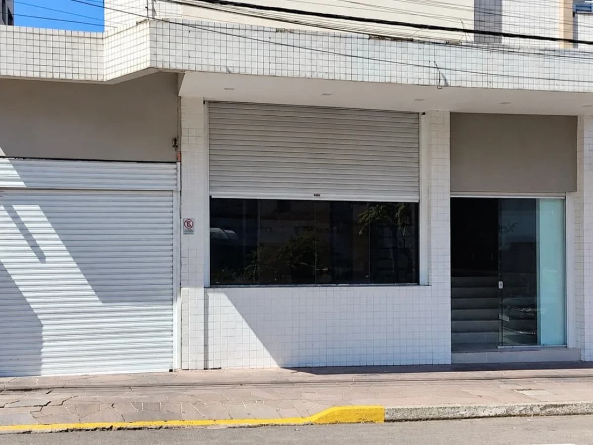 Fachada com garagem e vitrine — Loja com 2 salas para alugar em Nossa Senhora de Fátima, Santa Maria/RS