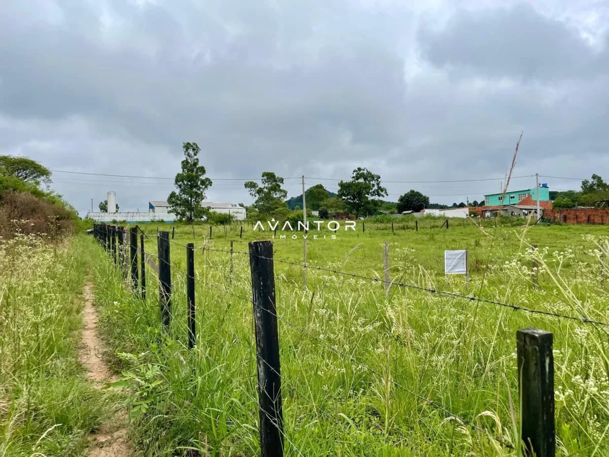 Terreno com cerca e vegetação — Terreno à venda em Diácono João Luiz Pozzobon, Santa Maria/RS