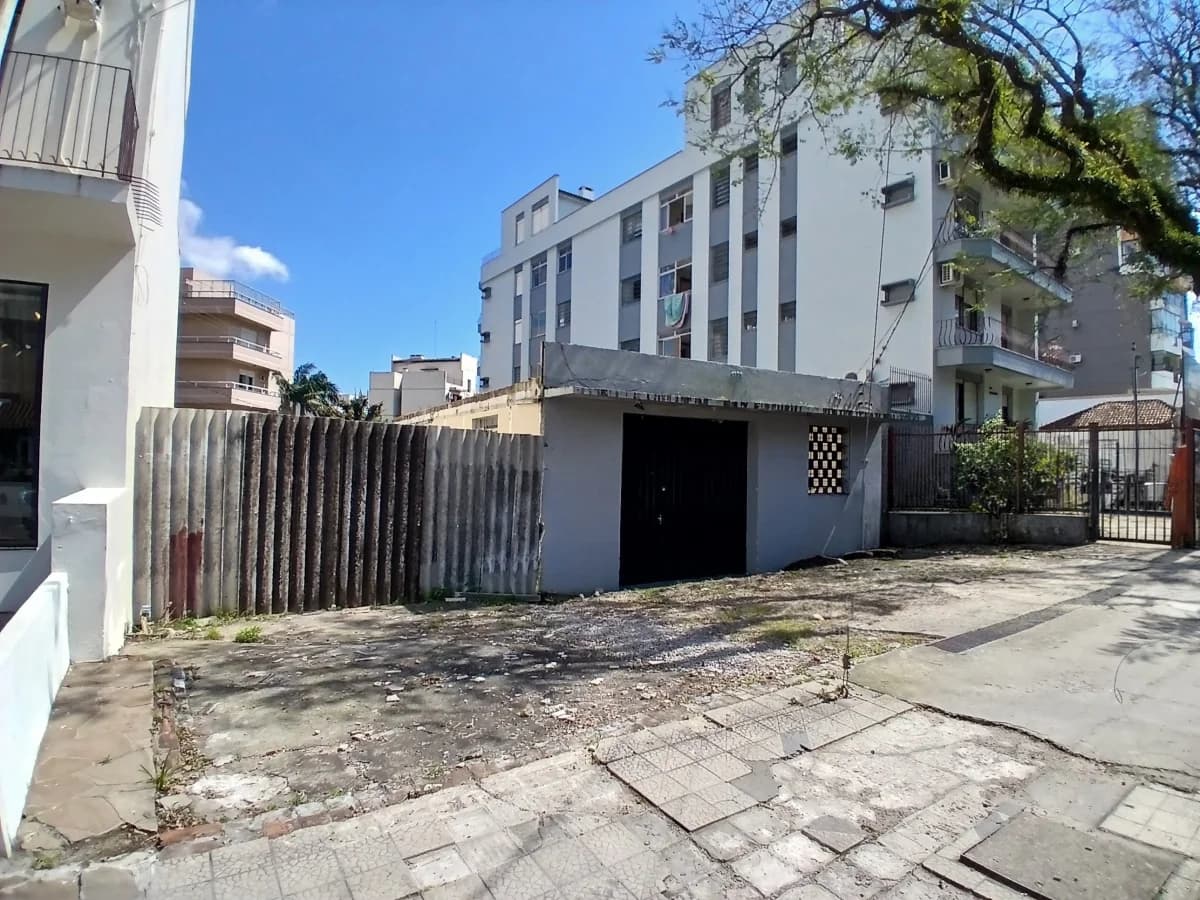 Pátio com garagem coberta — Terreno para alugar em Nossa Senhora Medianeira, Santa Maria/RS