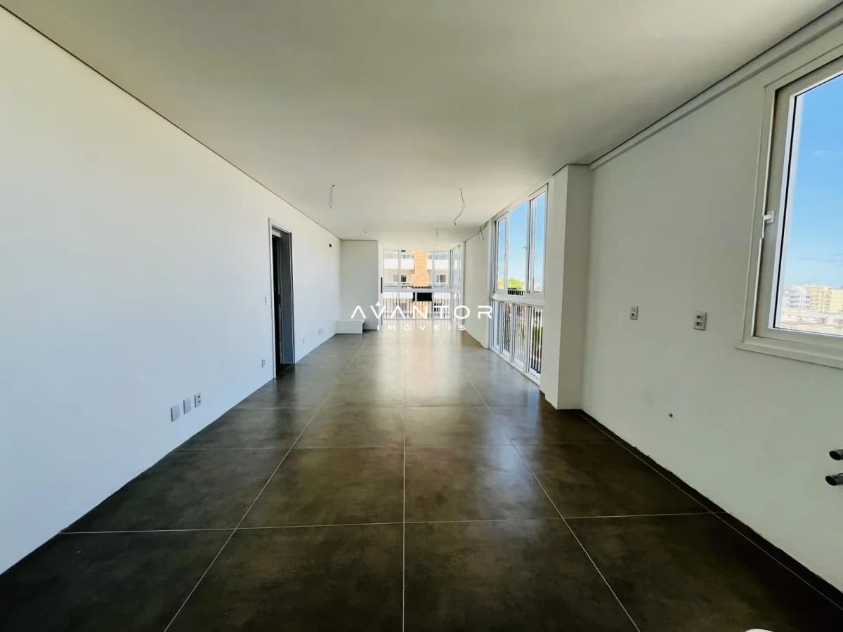 Sala integrada com sacada e vista externa — Apartamento com 3 quartos à venda em Centro, Santa Maria/RS