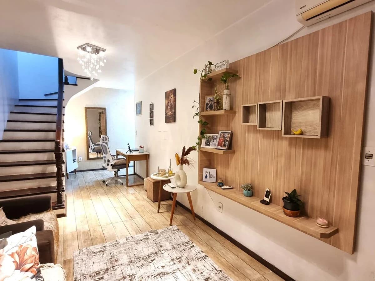 Sala de estar com painel de madeira — Casa com 3 quartos à venda em Nossa Senhora do Rosário, Santa Maria/RS
